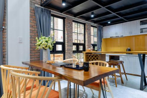 ダナンにあるFlexi Hotel & Apartmentの木製のテーブルと椅子のあるダイニングルーム
