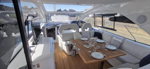 - une table à manger à l'arrière du bateau dans l'établissement Puissance, Elegance et Style, Yacht à Deauville, à Deauville