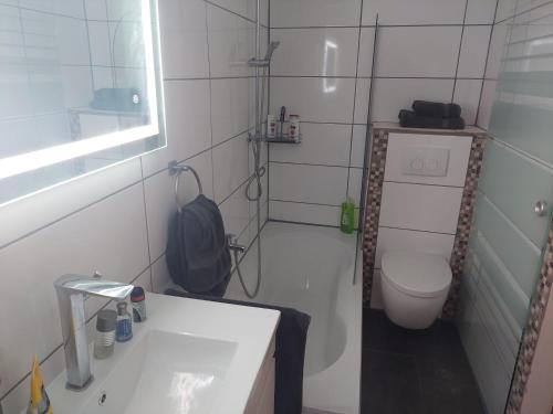 La petite salle de bains est pourvue de toilettes et d'un lavabo. dans l'établissement Modernes Apartment in Minden am Hauptbahnhof, à Minden