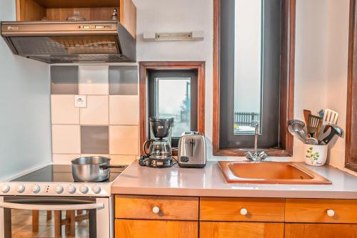 Dapur atau dapur kecil di Village de Gîtes de Chateauneuf de Randon