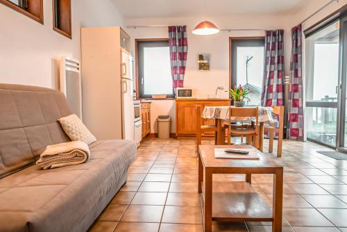 un salon avec un canapé et une table dans l'établissement Village de Gîtes de Chateauneuf de Randon, à Châteauneuf-de-Randon
