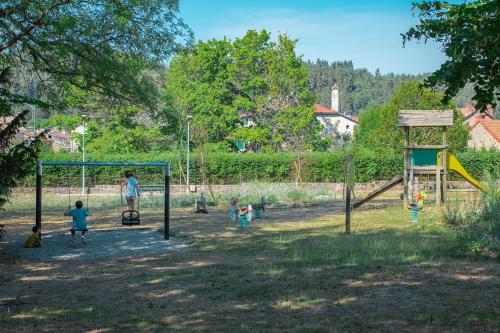 - une aire de jeux pour enfants dans l'établissement Villages de Gîtes Le Pigeonnier, au Malzieu-Ville