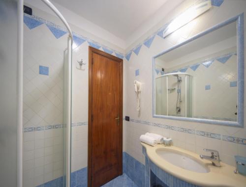 Et badeværelse på Appartamenti Casa del Sole