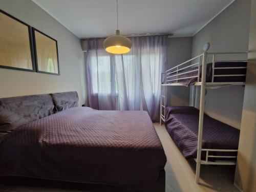 ein Schlafzimmer mit einem Etagenbett neben einem Fenster in der Unterkunft Sea 1 in Civitanova Marche