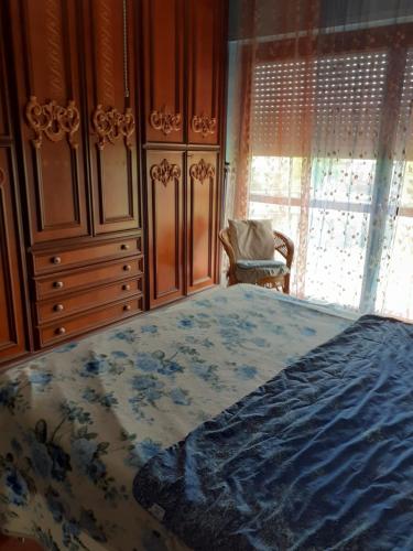 1 dormitorio con 1 cama, vestidor y ventana en Room country-lake, en Dormelletto