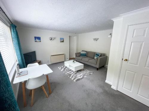 Galeriebild der Unterkunft 2 Chatsworth Riverscape Apartments - Peaceful apartment in great location with free parking overlooking the Gannel just a short walk from Newquays incredible beaches and local amenities in Newquay