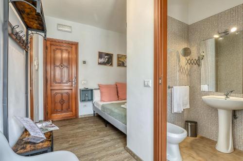 sypialnia z łóżkiem i umywalką oraz łazienka w obiekcie Bnb Drive In w Rzymie