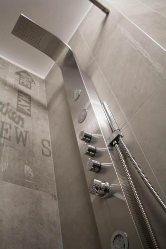 una cabina de ducha en un baño con ducha en Apartment 43, en Budapest
