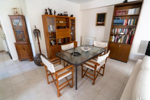 a dining room with a table and chairs at Casa d'Arte in Vrahati