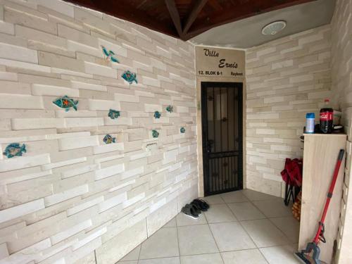 Pokój z białą ceglaną ścianą z drzwiami w obiekcie VİLLA ERNİS - DATÇA RAYKENT TATİL SİTESİ - KİRALIK w mieście Datça