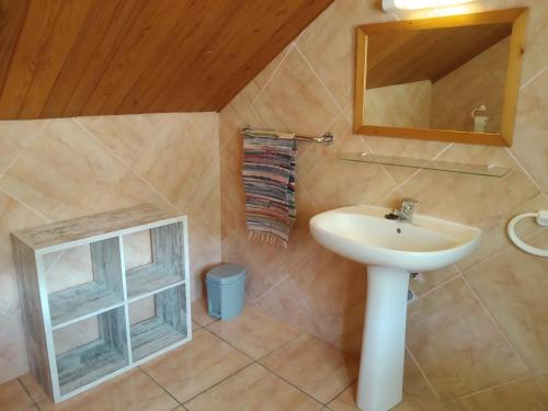 錫拉奧的住宿－TiCaze MONTAGNE，一间带水槽和镜子的浴室