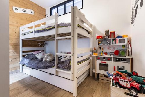 łóżko piętrowe w sypialni dla dzieci z łóżkiem piętrowym w domu w obiekcie Le Patou w mieście Saint-Lary-Soulan