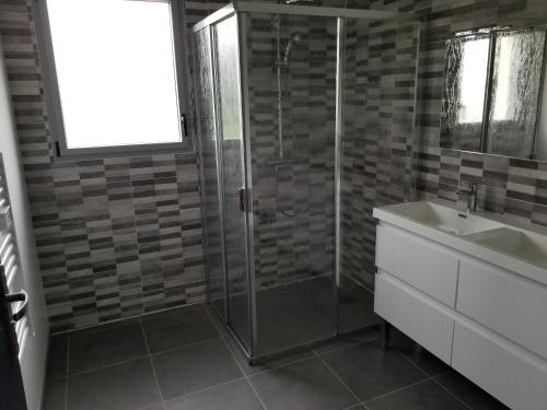 a bathroom with a shower and a sink at Maison 2 chambres avec vue sur les Pyrénées in Galan