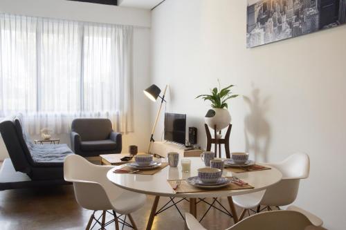 a living room with a table and chairs at El Doce by HomiRent in Laborcillas