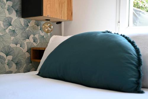 una almohada azul sobre una cama en Appartement cosy & moderne à 180m de la plage, en Sanary-sur-Mer