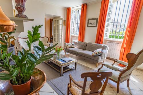 a living room with orange curtains and a couch at Ostal Cassinia in Cassagne