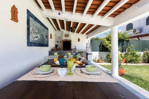 patio con tavolo e piatti di Sesimbra Stylish Villa by Homing a Sesimbra