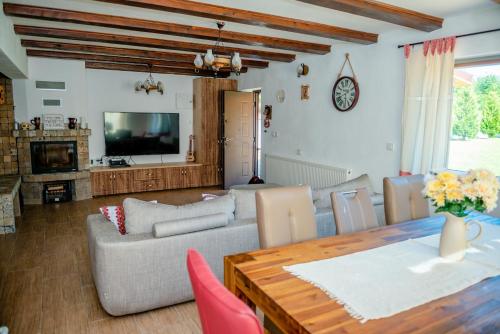 ein Wohnzimmer mit einem Sofa und einem Tisch in der Unterkunft Avrigelli baby&kids friendly in Avrig