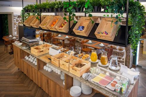 a buffet in a restaurant with food on display at Hotel Rural Solar das Arcadas in Ponte de Lima