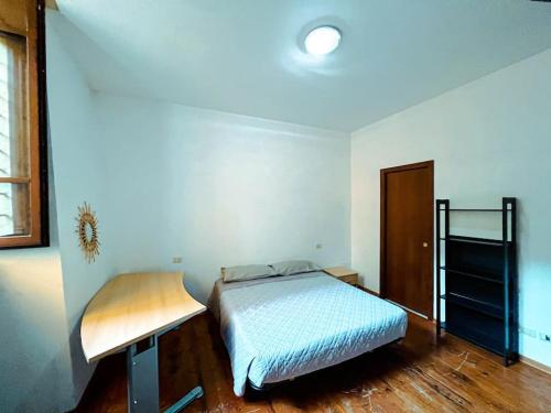 Appartamento a 2 minuti dal Centro storico في بيروجيا: غرفة نوم فيها سرير ومكتب