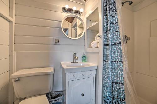 Ванна кімната в Charming Tiny Cottage with Crooked Lake Access!