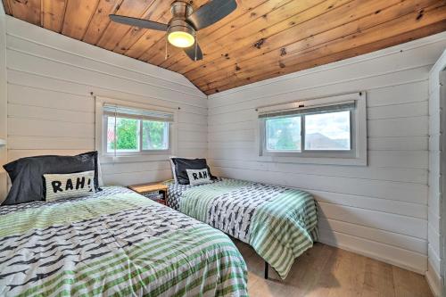 Ліжко або ліжка в номері Charming Tiny Cottage with Crooked Lake Access!