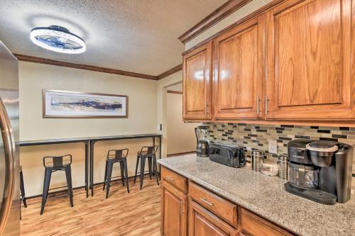 Dapur atau dapur kecil di Del City Home about 1 Mi to Tinker Air Force Base