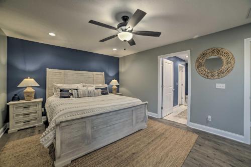 Ένα ή περισσότερα κρεβάτια σε δωμάτιο στο Cozy Murray Retreat Near MSU and Local Eateries