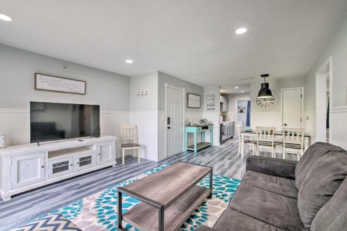 a living room with a couch and a flat screen tv at 5 Mi to Branson Strip! Cozy Condo with Mtn Views in Branson