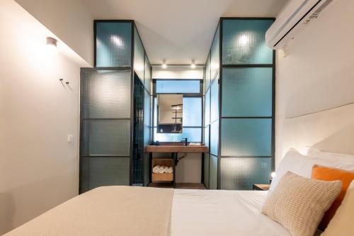 een slaapkamer met een bed en een wastafel bij Hidesign Athens The Getaway Apartments in Athene