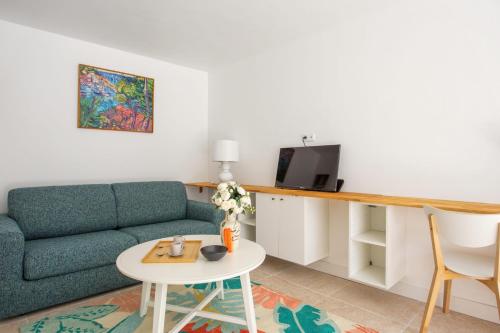 un salon avec un canapé et une table dans l'établissement Appartement Pompidou - Welkeys, à La Seyne-sur-Mer