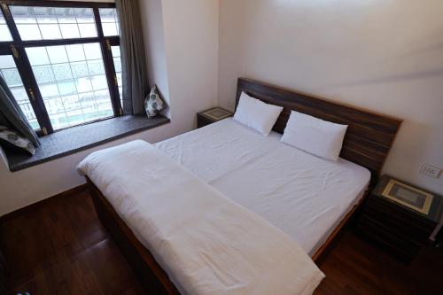 Postel nebo postele na pokoji v ubytování Himalayanblues cottages&stays