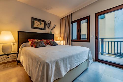 Postel nebo postele na pokoji v ubytování Rafael - Pine walk apartment with stunning views to the sea