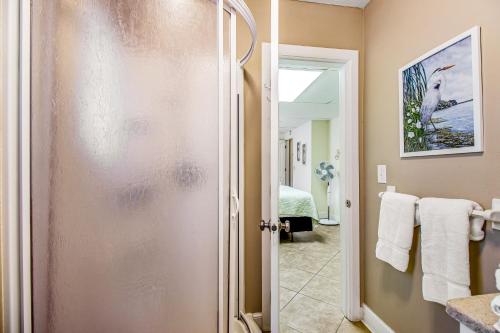 baño con ducha y puerta de cristal en Beach to Bay Getaway, en Anna Maria