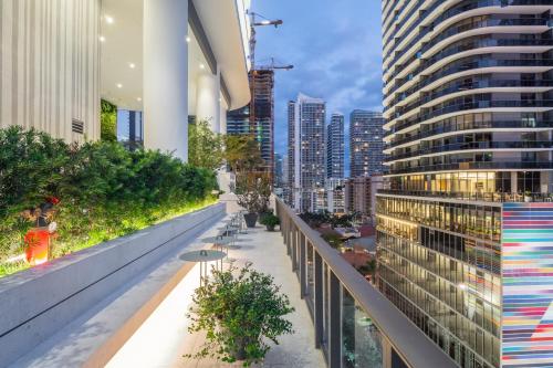 City Escapes Suites at SLS Lux Brickell Building photo 18