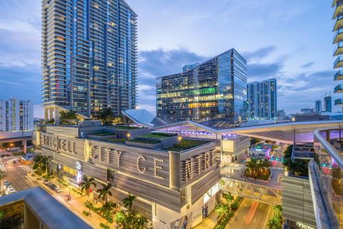 City Escapes Suites at SLS Lux Brickell Building photo 11