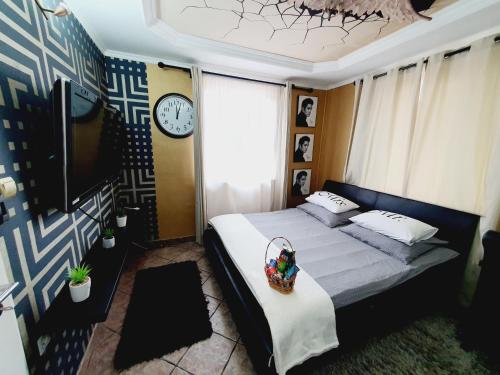 Кровать или кровати в номере Airport Luxury Apartman 42