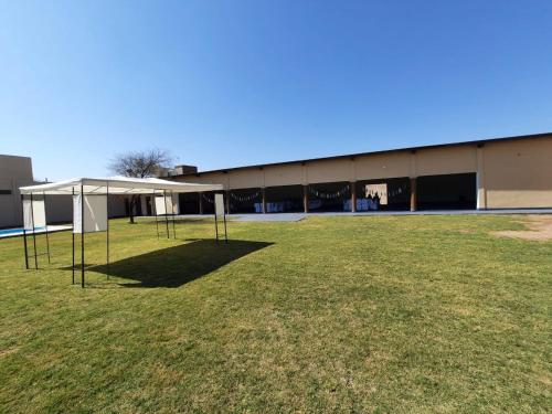 un gran campo con una tienda frente a un edificio en Vientos del Sur en La Rioja