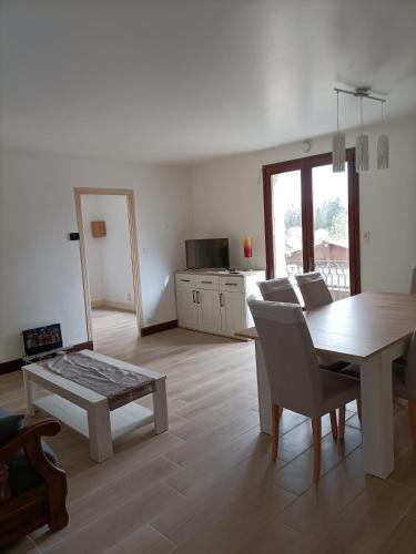 ein Wohnzimmer mit einem Tisch und einem Esszimmer in der Unterkunft Gîte T3 Sarlat d'oie in Sarlat-la-Canéda