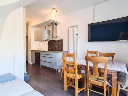 une cuisine et une salle à manger avec une table et des chaises dans l'établissement Duplex lumineux 6 pers · Au pied des pistes · Terrasse Sud · Accès piscine, spa et sauna - FR-1-425-133, à Flaine