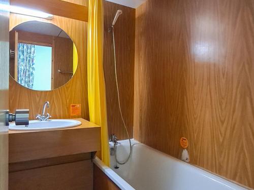 ein Bad mit einem Waschbecken und einem Spiegel in der Unterkunft Studio Flaine, 1 pièce, 4 personnes - FR-1-425-164 in Flaine