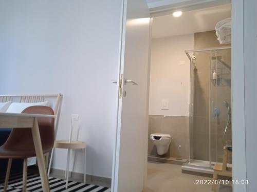 łazienka z prysznicem i toaletą w obiekcie Piano Nobile w mieście Napoli