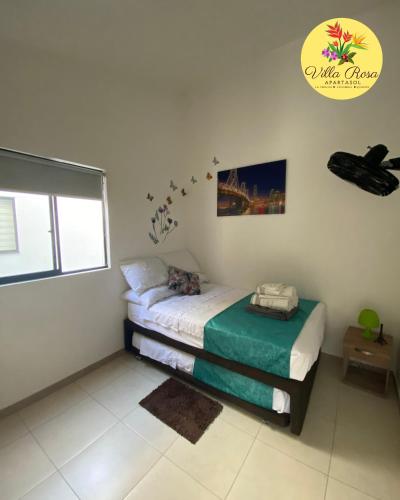 a small bedroom with a bed and a window at Apartasol Villa Rosa, Reserva de la Colina, La Tebaida, Quindio in La Tebaida