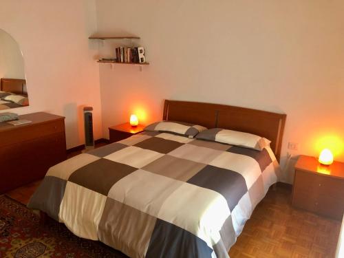 sypialnia z łóżkiem i dwoma lampkami na dwóch stołach w obiekcie Enchanting Lake-Appartamento incantevole a due passi dal lago w mieście Lecco