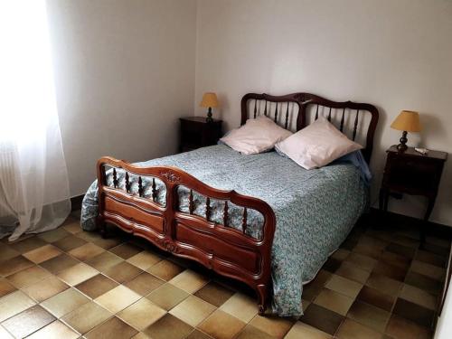 Petreto-BicchisanoにあるBeau F4 petreto-Bicchisanoのベッドルーム1室(大型木製ベッド1台、枕2つ付)