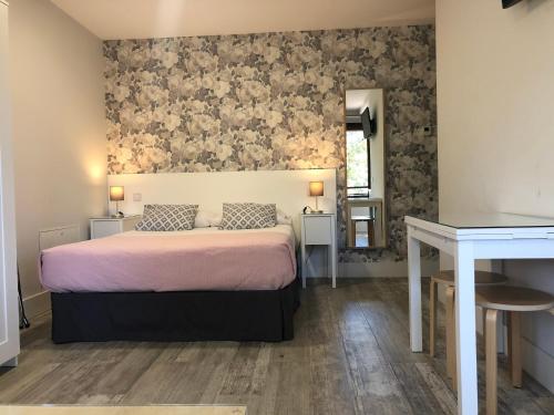 a bedroom with a bed with a floral wallpaper at Casa Valsain in La Granja de San Ildefonso