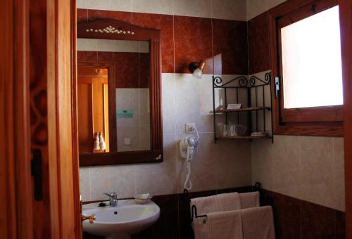 a bathroom with a sink and a mirror at Chorros del Río Mundo in Riópar