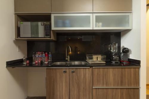 a kitchen with a sink and a microwave at El Doce by HomiRent in Laborcillas