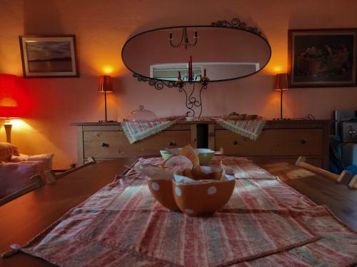 een woonkamer met een tafel met een kom erop bij Countryside Cottage with Garden & Lake View in Peraía