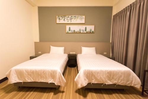 a room with two beds in a room at 喜苑民宿 in Jinhu
